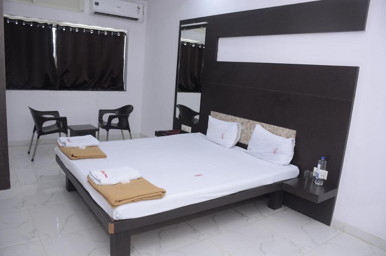 Hotel Mangalam Kurandvad Bagian luar foto