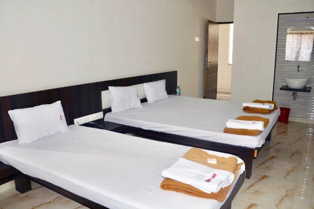 Hotel Mangalam Kurandvad Bagian luar foto