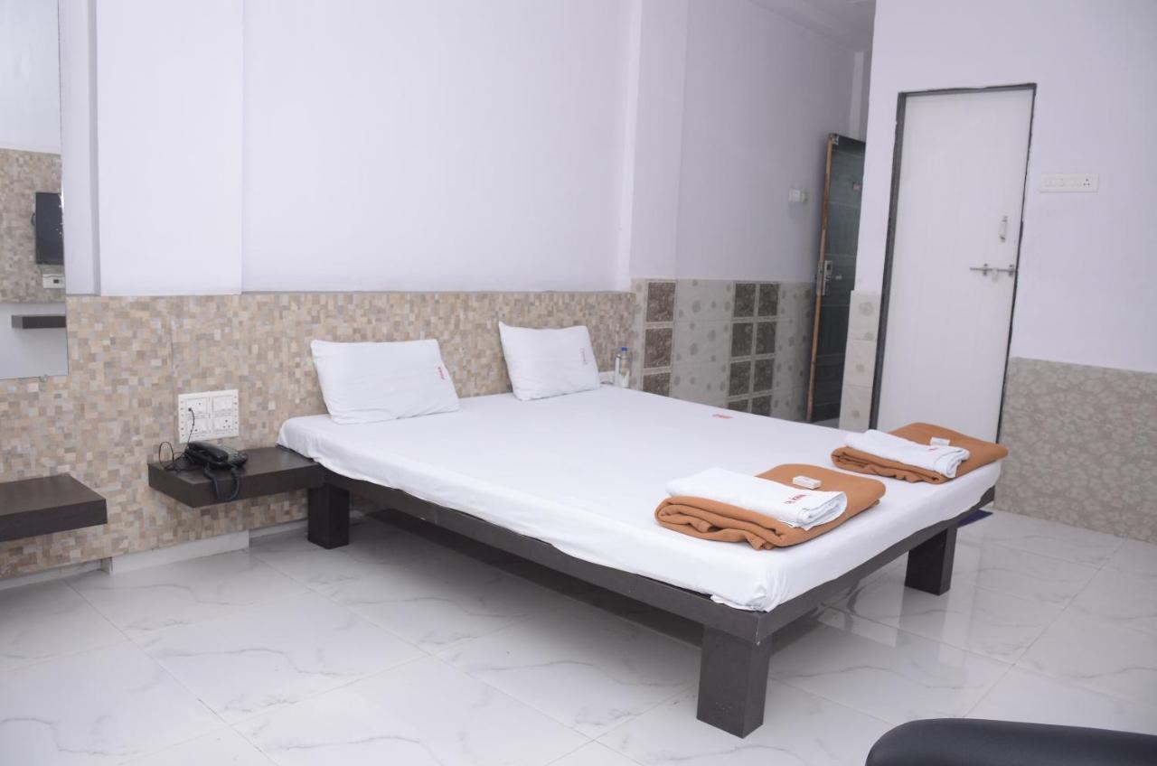 Hotel Mangalam Kurandvad Bagian luar foto