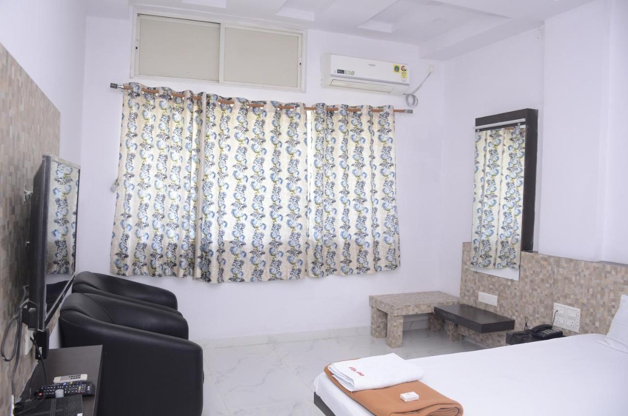 Hotel Mangalam Kurandvad Bagian luar foto