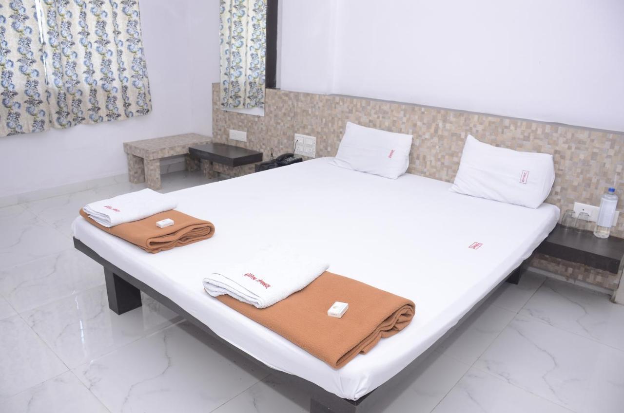 Hotel Mangalam Kurandvad Bagian luar foto