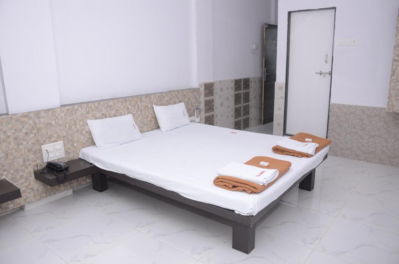 Hotel Mangalam Kurandvad Bagian luar foto