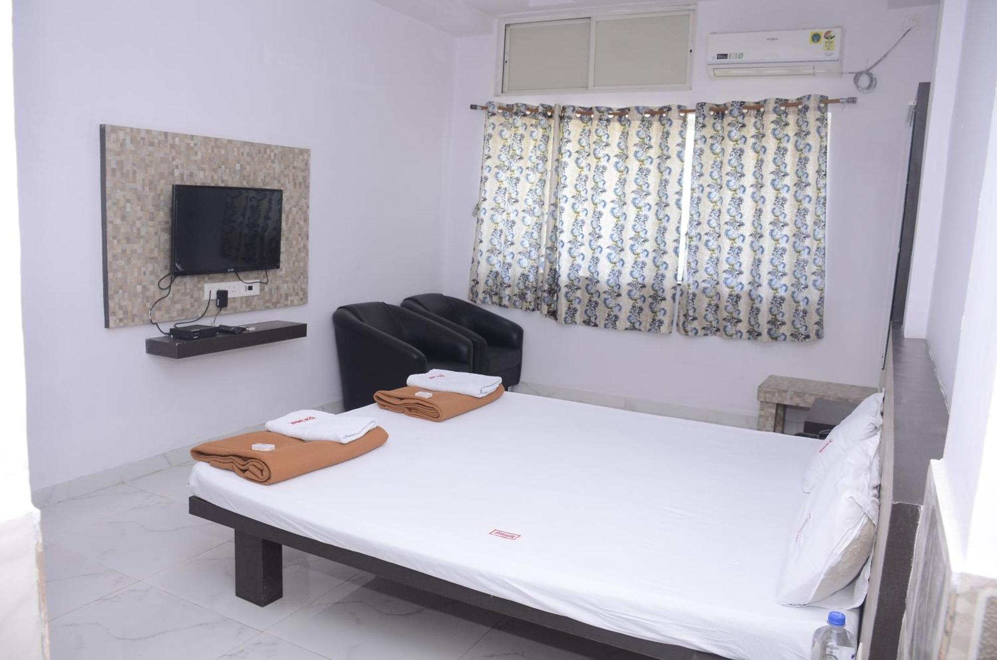 Hotel Mangalam Kurandvad Bagian luar foto