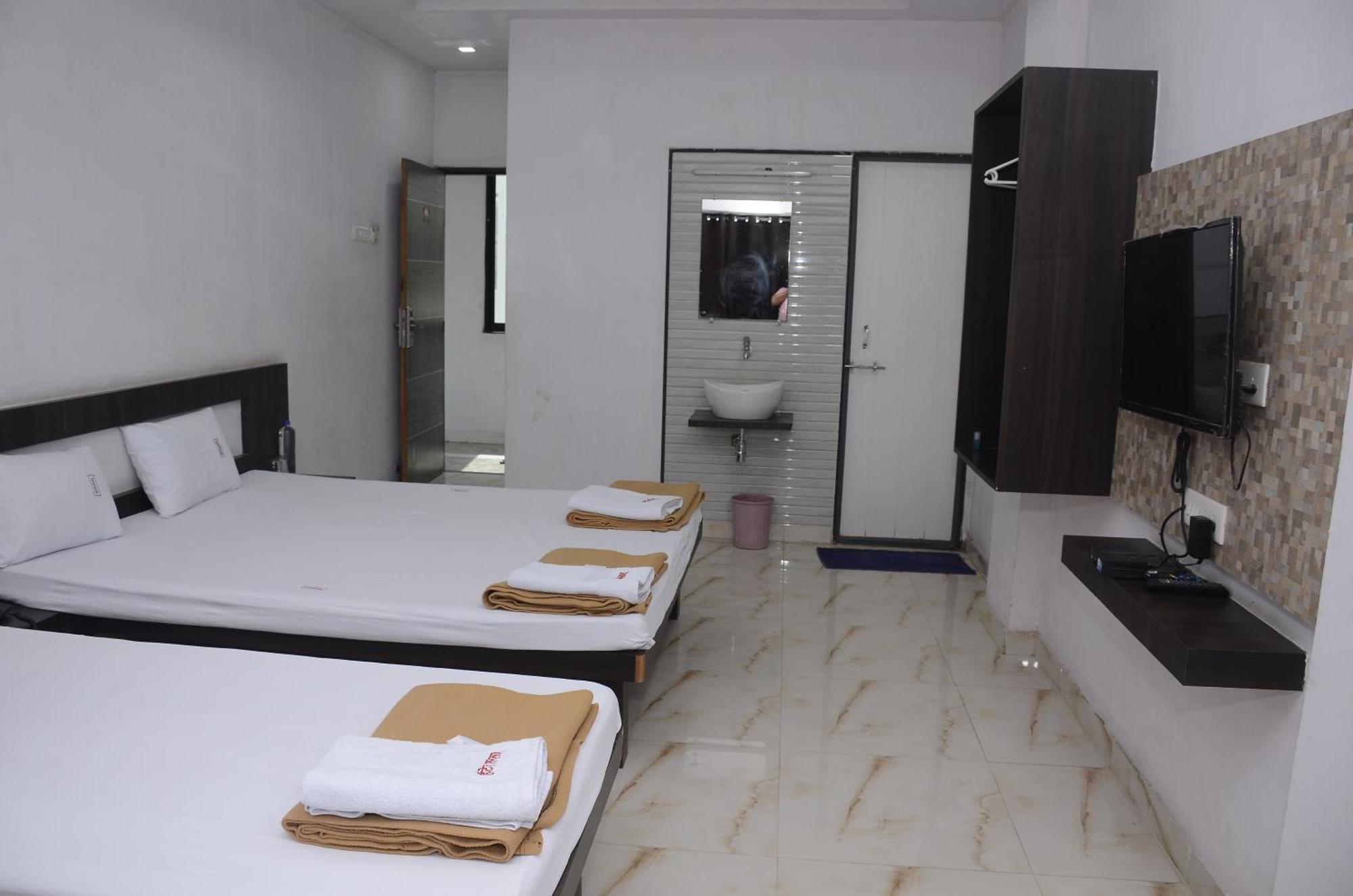 Hotel Mangalam Kurandvad Bagian luar foto